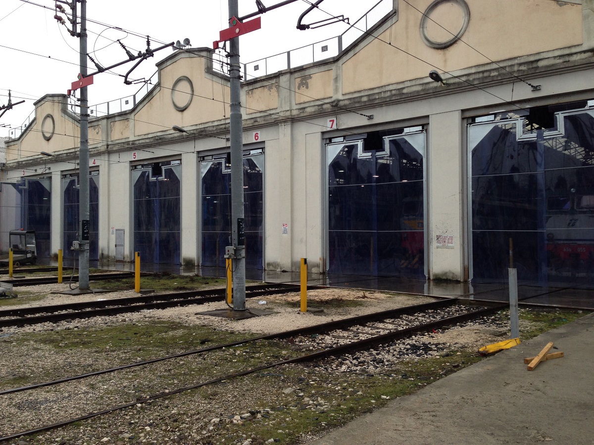 porte a battenti per stazioni ferroviarie