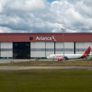 megago - porta enorme per hangar aeronavali